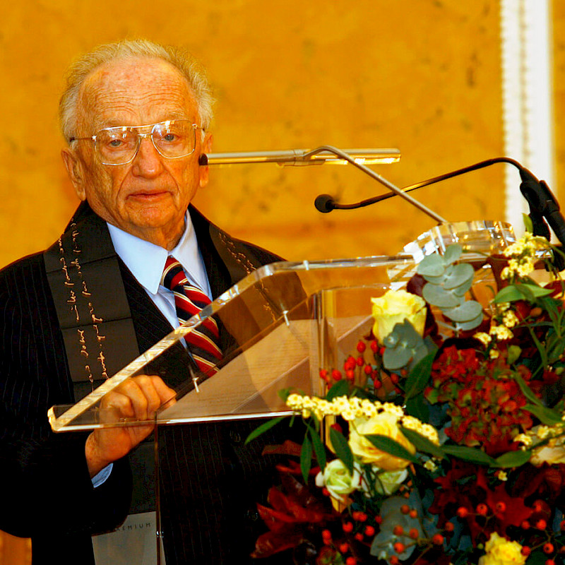 Ben speaking at Erasmus Prize ceremony, 2009